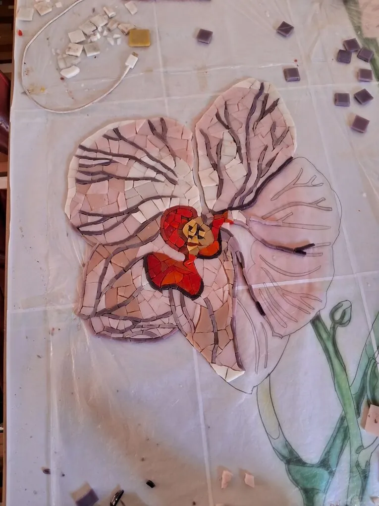 Processo de montagem de uma orquídea em mosaico